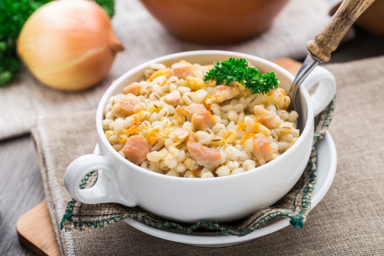 Сытная ароматная перловая каша с мясом в кастрюле