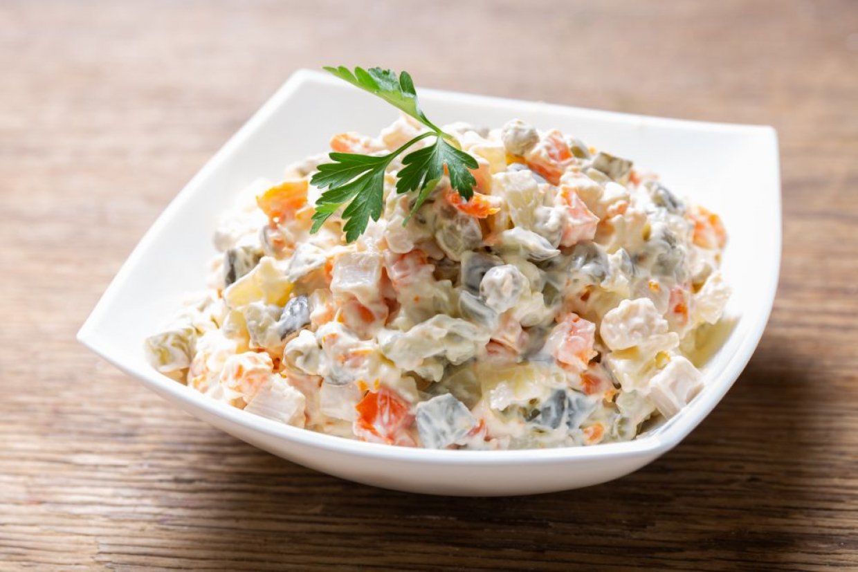 Сытный классический салат оливье с колбасой и солеными огурцами Сытный классический салат оливье с колбасой и солеными огурцами