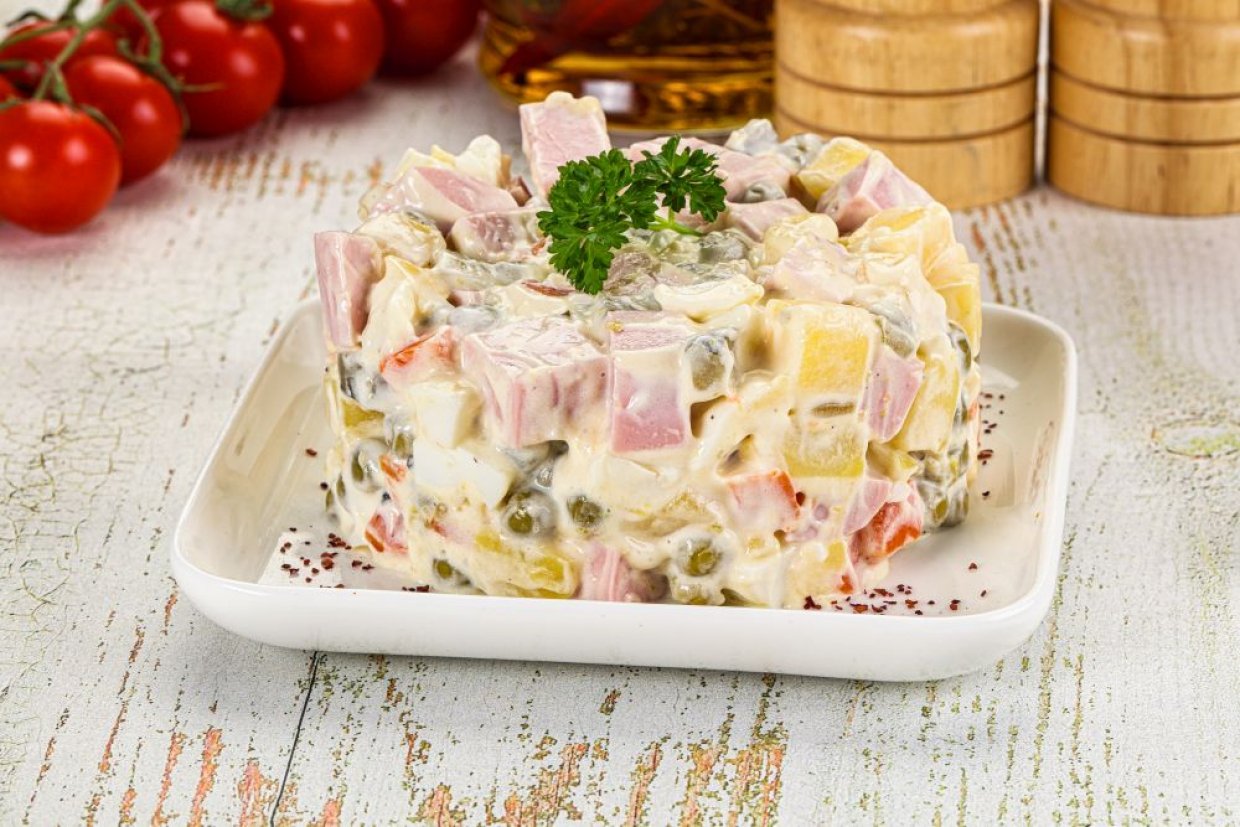 Салат «Оливье» с копченым окороком и яблоками