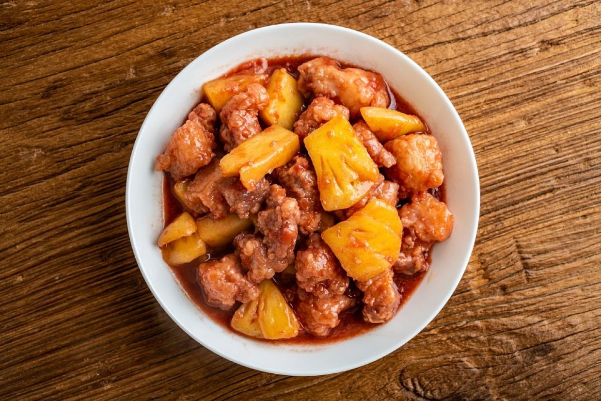 Тушеная курица с ананасами в кисло-сладком соевом соусе Тушеная курица с ананасами в кисло-сладком соевом соусе