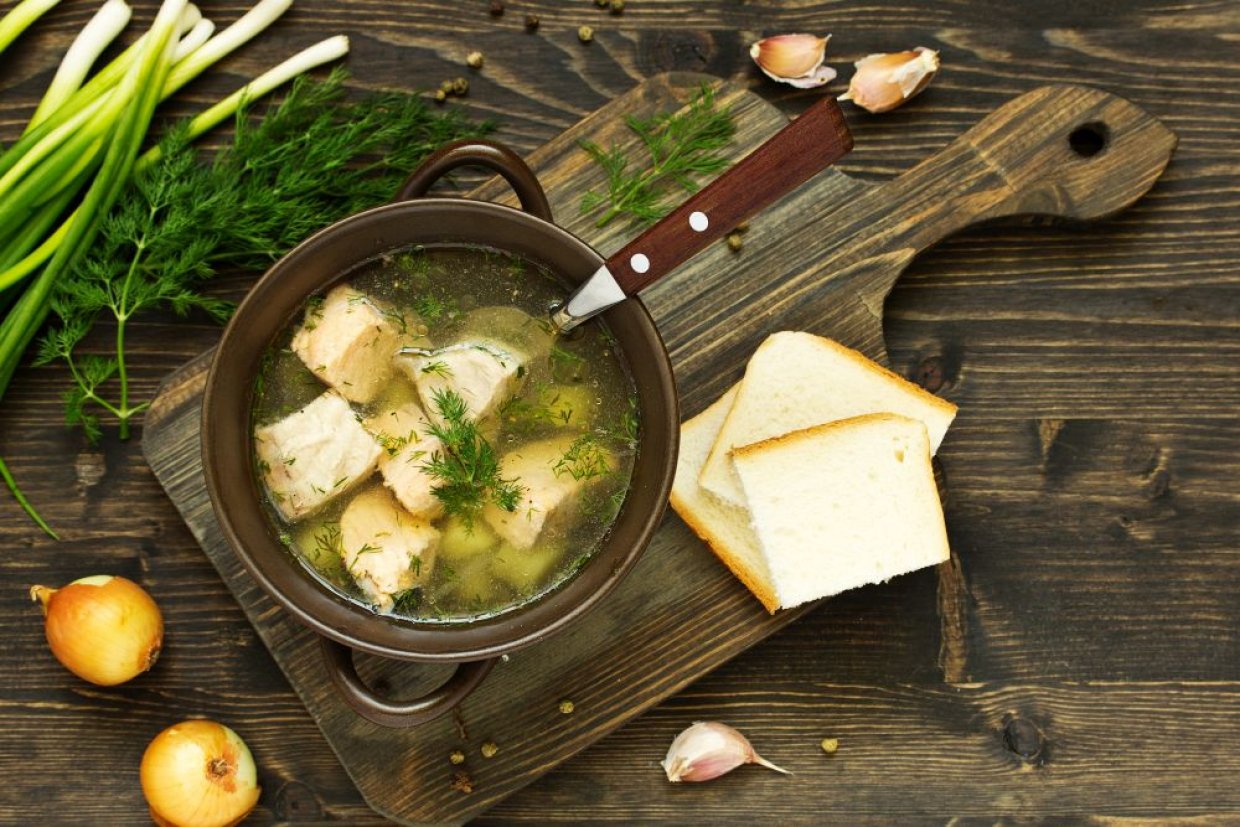 Рыбный суп-уха из осетрины с овощами и зеленью Рыбный суп-уха из осетрины с овощами и зеленью