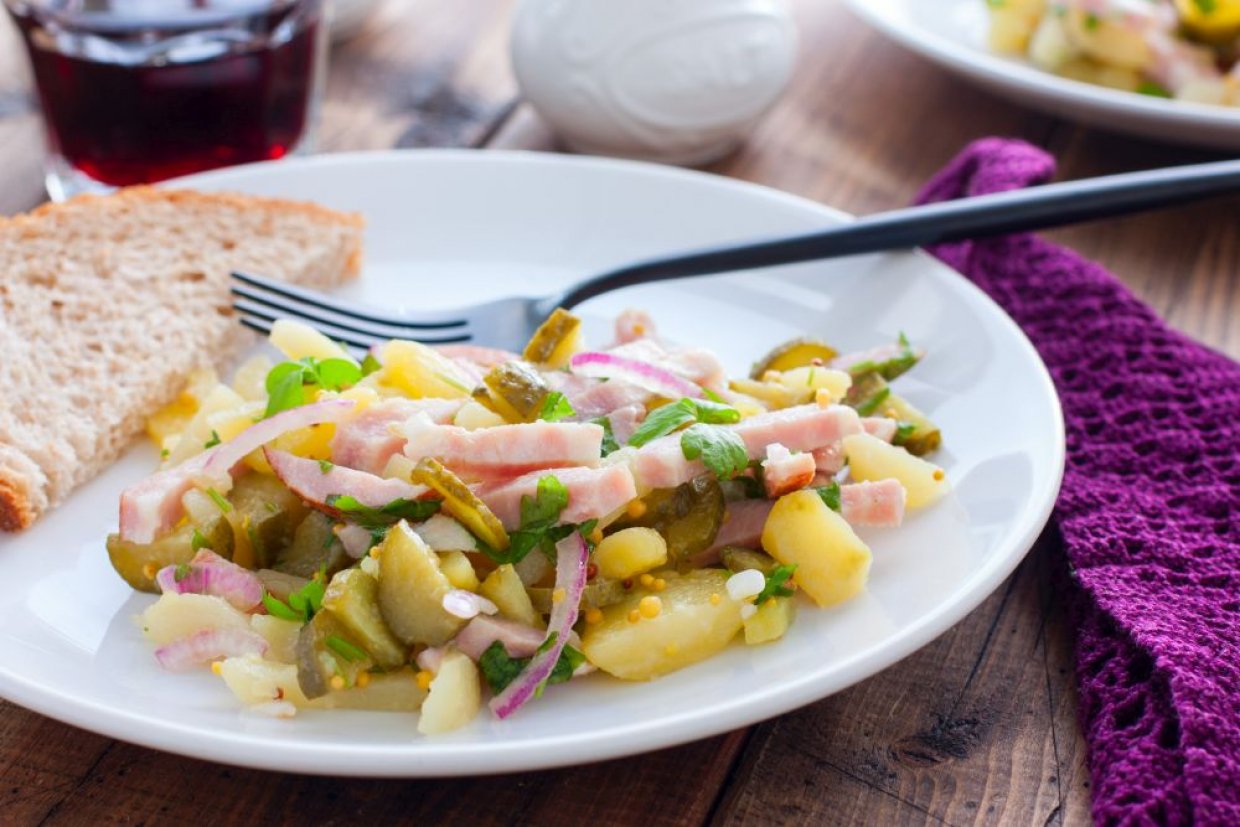 Салат с копченой колбасой, картофелем и маринованными огурцами Салат с копченой колбасой, картофелем и маринованными огурцами