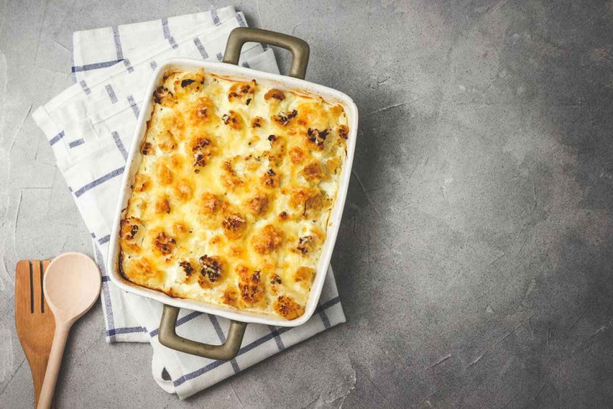 Запеканка из цветной капусты с курицей и грибами в сливочном соусе