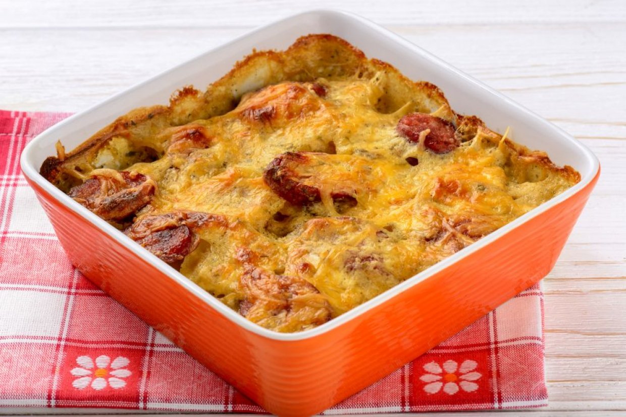 Запеканка из картофеля с сосисками и сыром Гауда