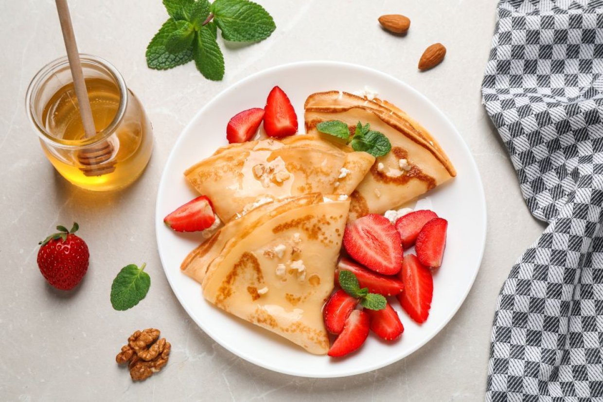 Блины с творогом и клубникой под медовым соусом