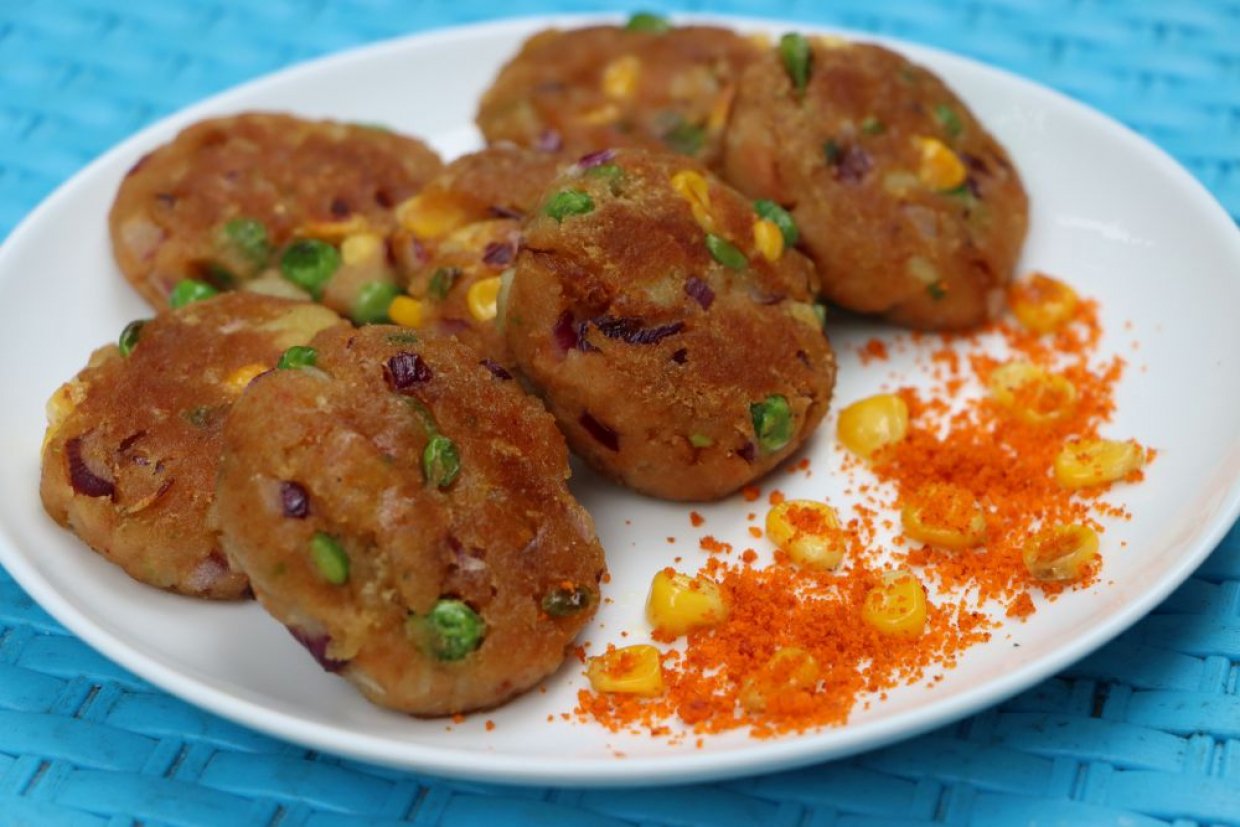 Котлеты из говядины с добавлением зеленого горошка и кукурузы