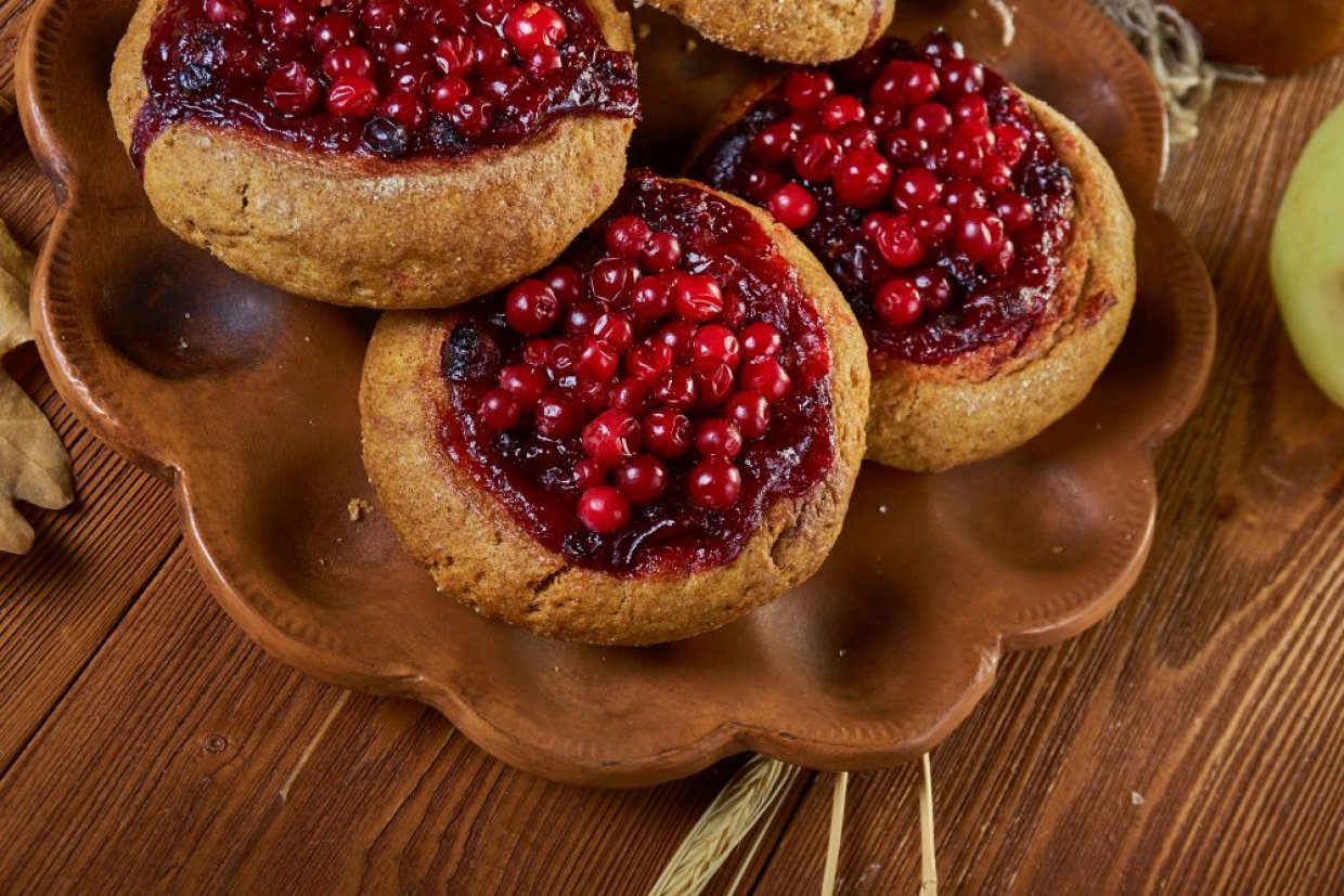 Ватрушки с брусникой