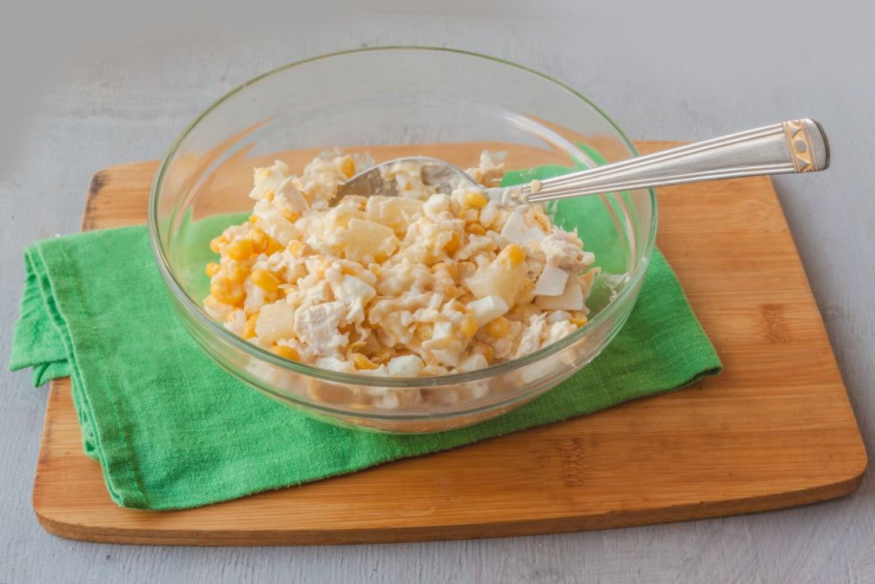Классический салат с ананасом и куриной грудкой Классический салат с ананасом и куриной грудкой