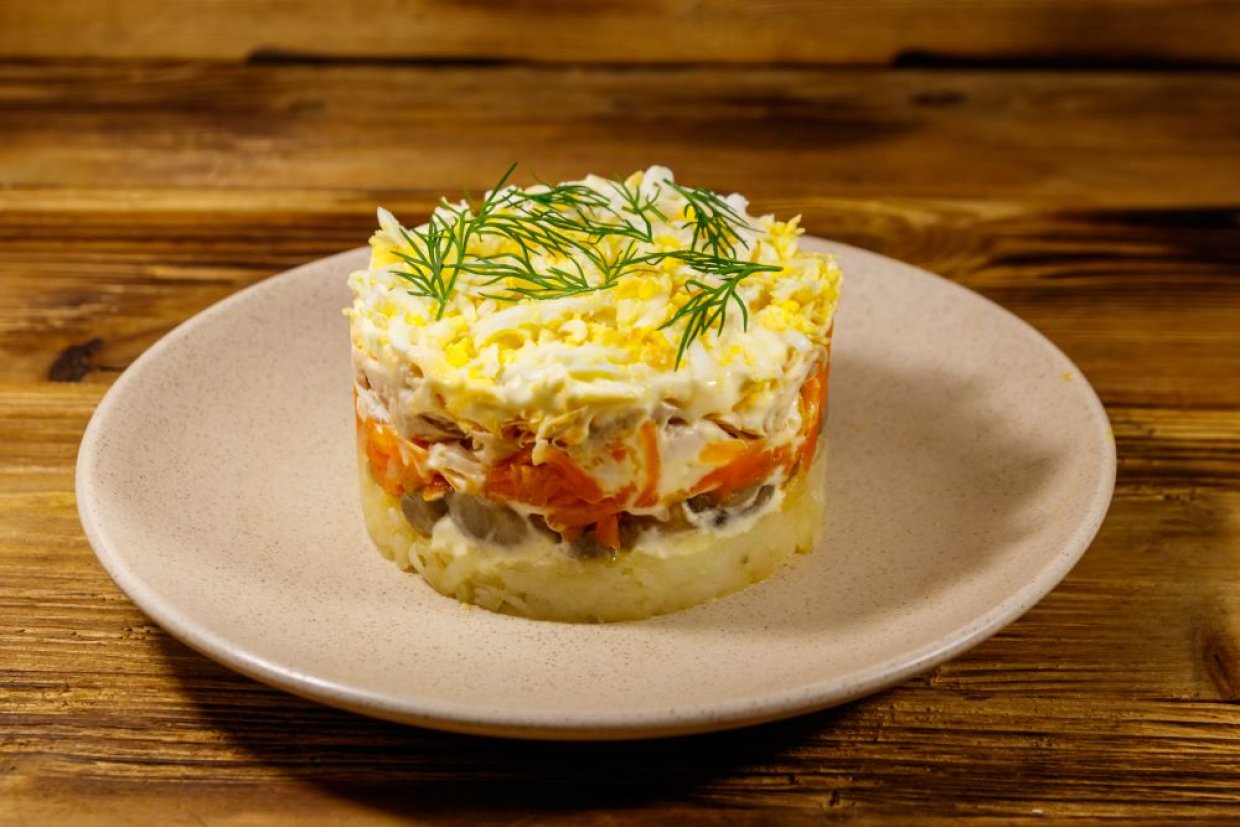 Классический салат с грибами и куриной грудкой Классический салат с грибами и куриной грудкой