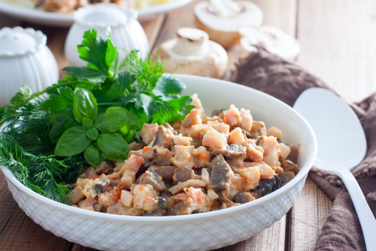 Простой и вкусный салат с копченой грудкой Простой и вкусный салат с копченой грудкой