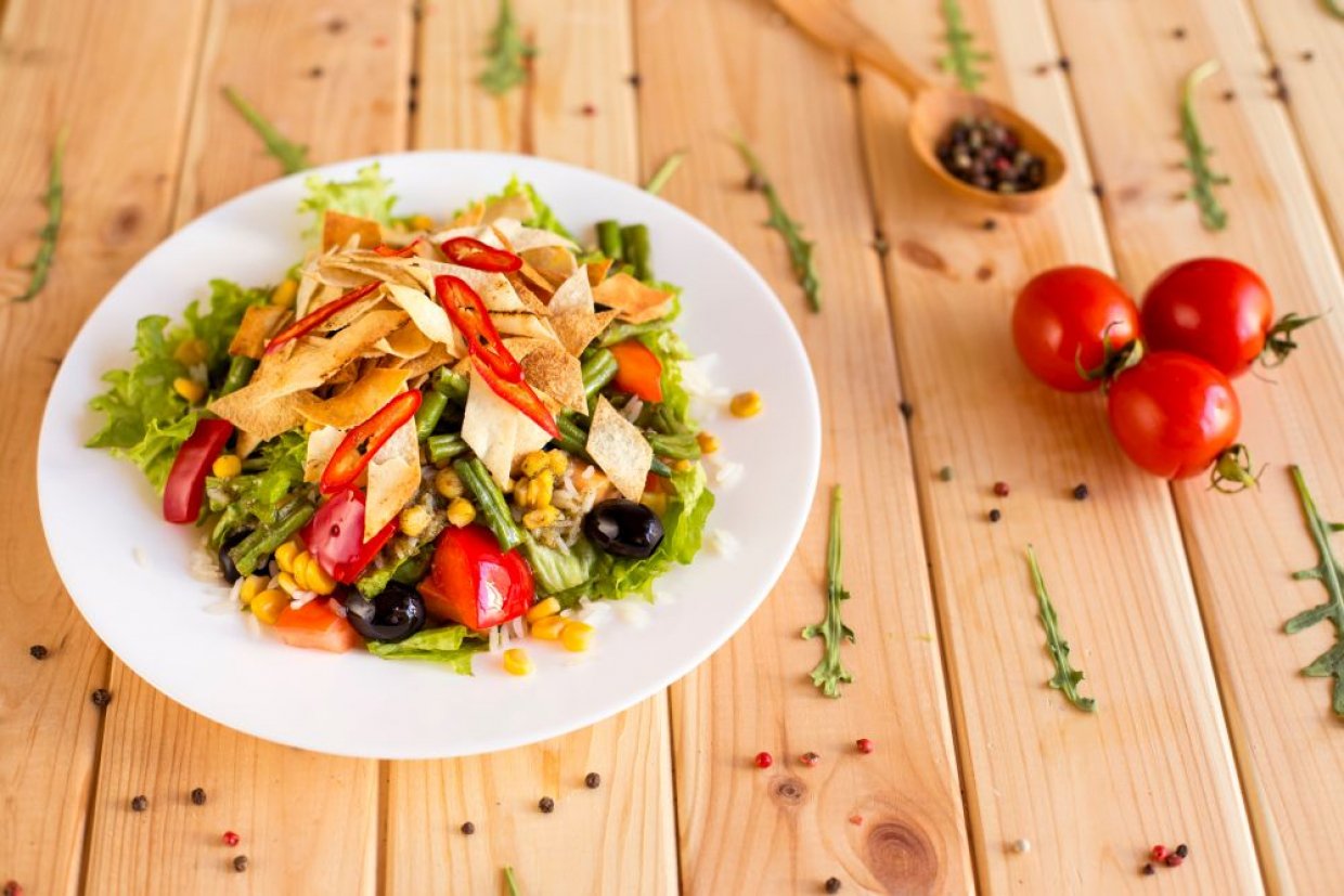 Салат с чипсами и куриной грудкой