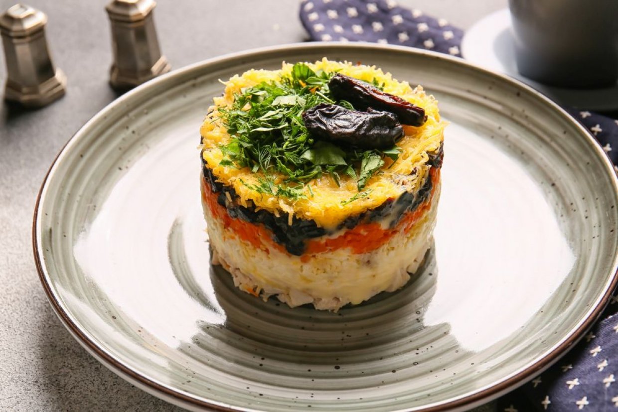 Слоеный салат с черносливом и куриной грудкой