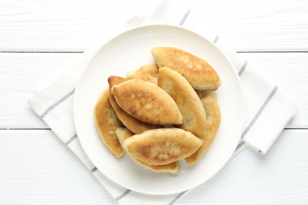 Жареные сладкие пирожки со щавелем на сковороде