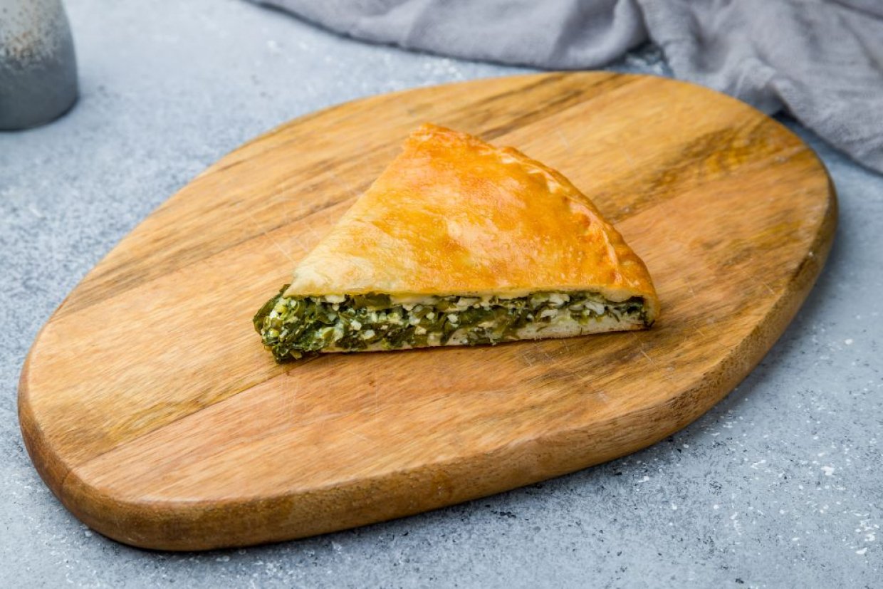 Пирог со щавелем из дрожжевого теста в духовке