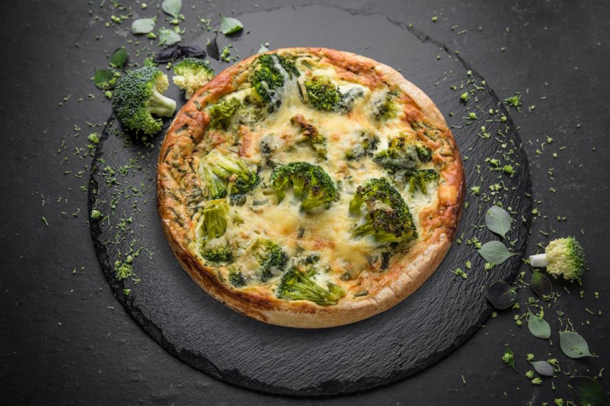 Киш с лососем и брокколи