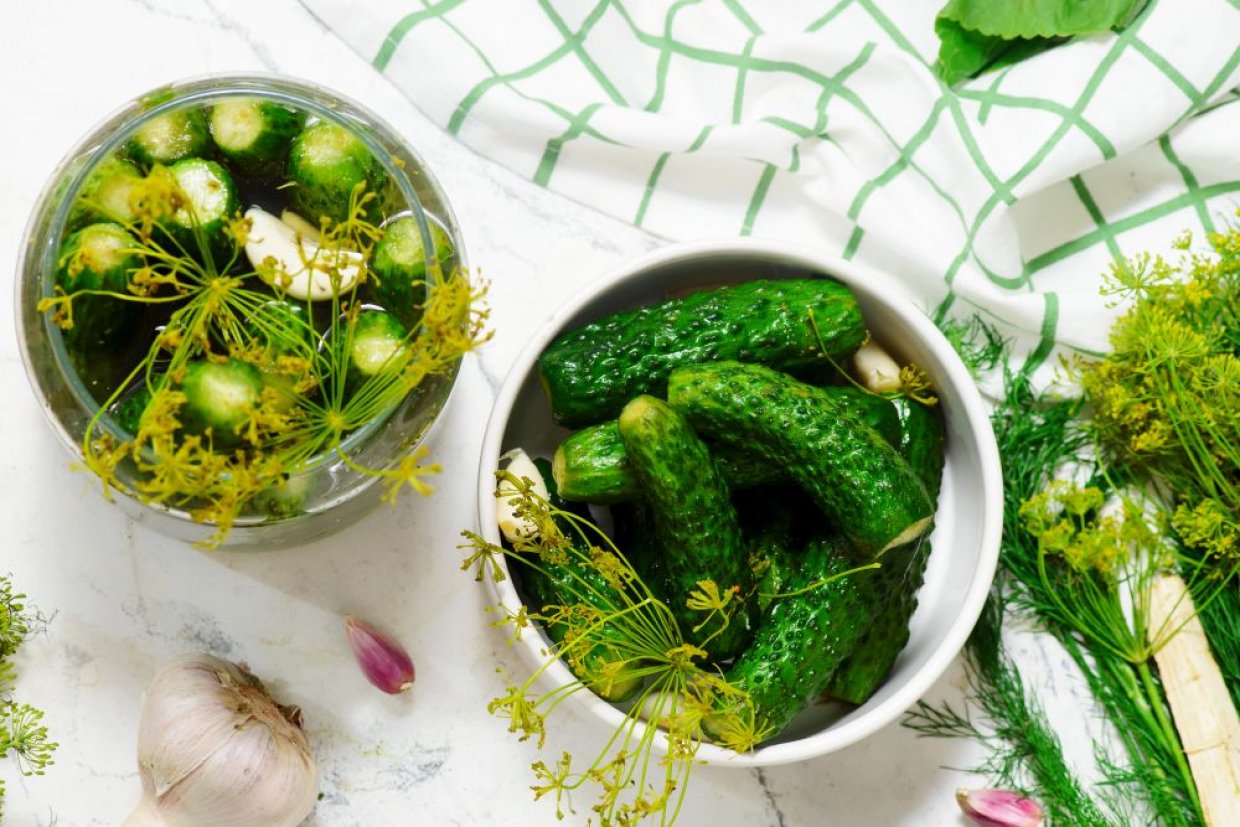 Хрустящие малосольные огурцы с чесноком и укропом