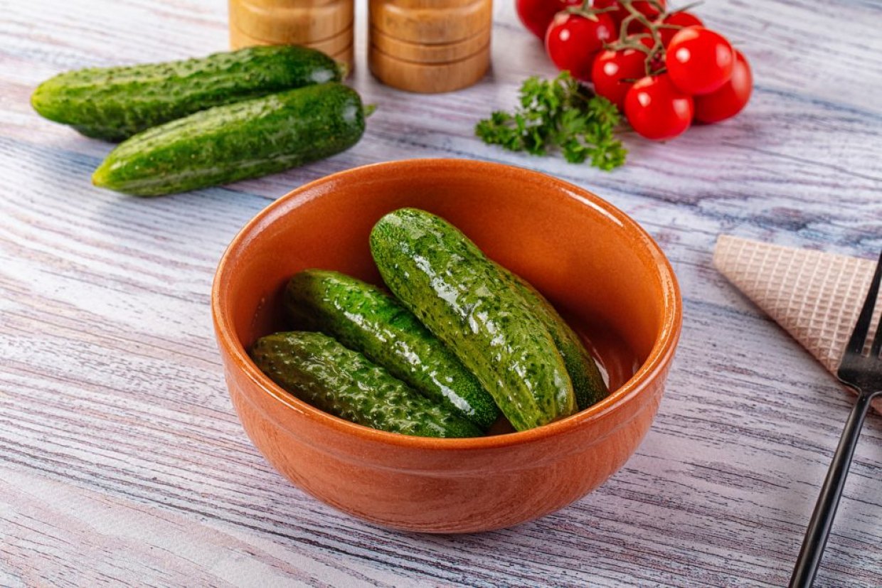 Малосольные огурцы в кастрюле