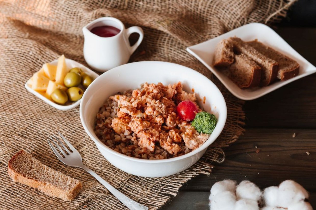 Гречка по-купечески с тушенкой