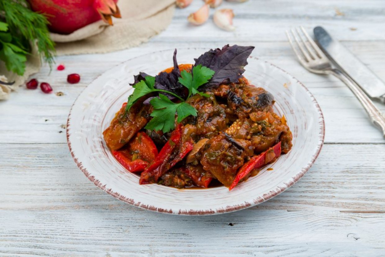 Аджапсандал с грецкими орехами