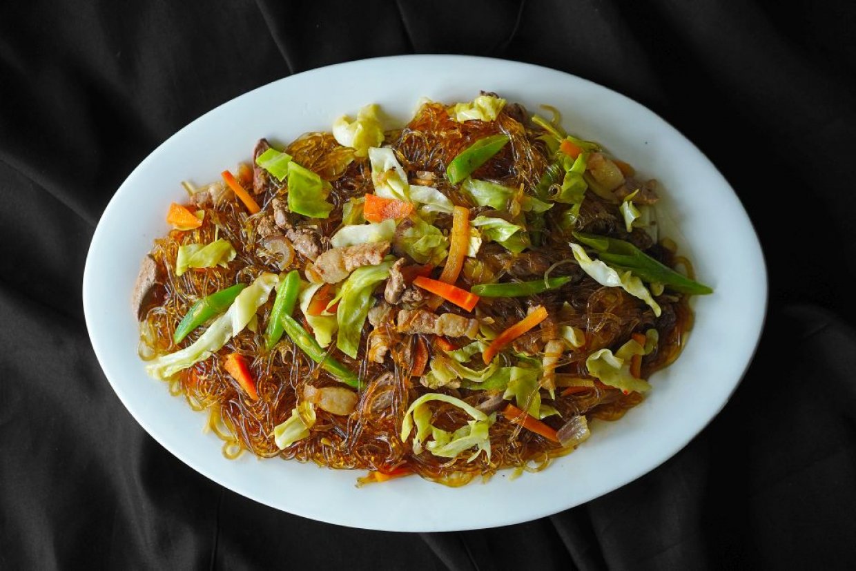 Фунчоза с курицей, овощами и соевым соусом