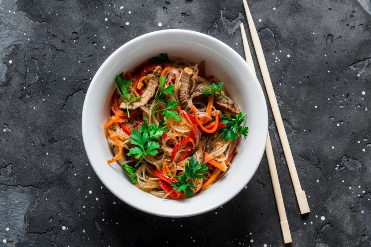 Фунчоза с говядиной и овощами