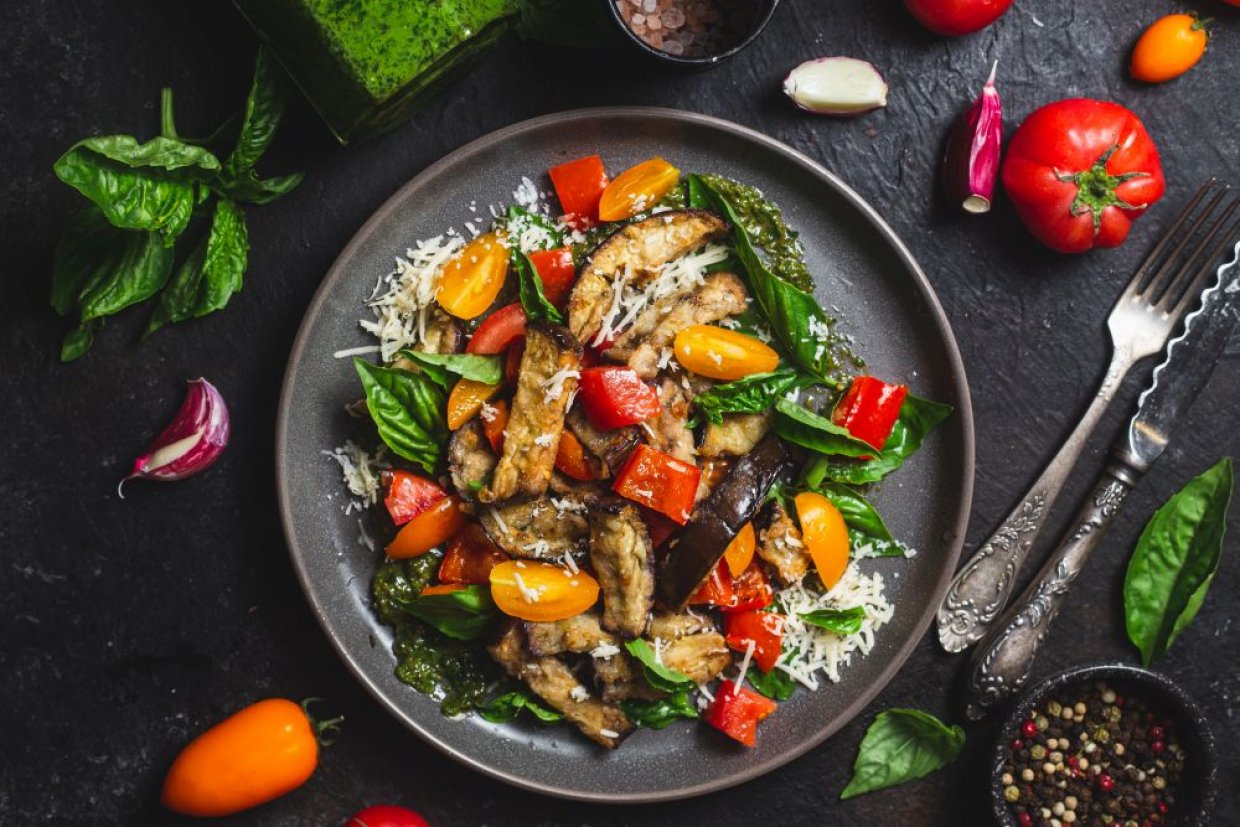 Салат с хрустящими баклажанами и помидорами