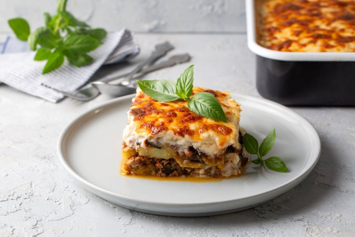 Мусака по-гречески с баклажанами, картофелем и фаршем