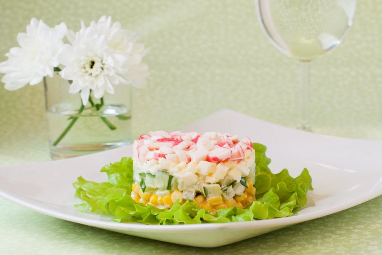 Слоеный салат с крабовыми палочками и кукурузой