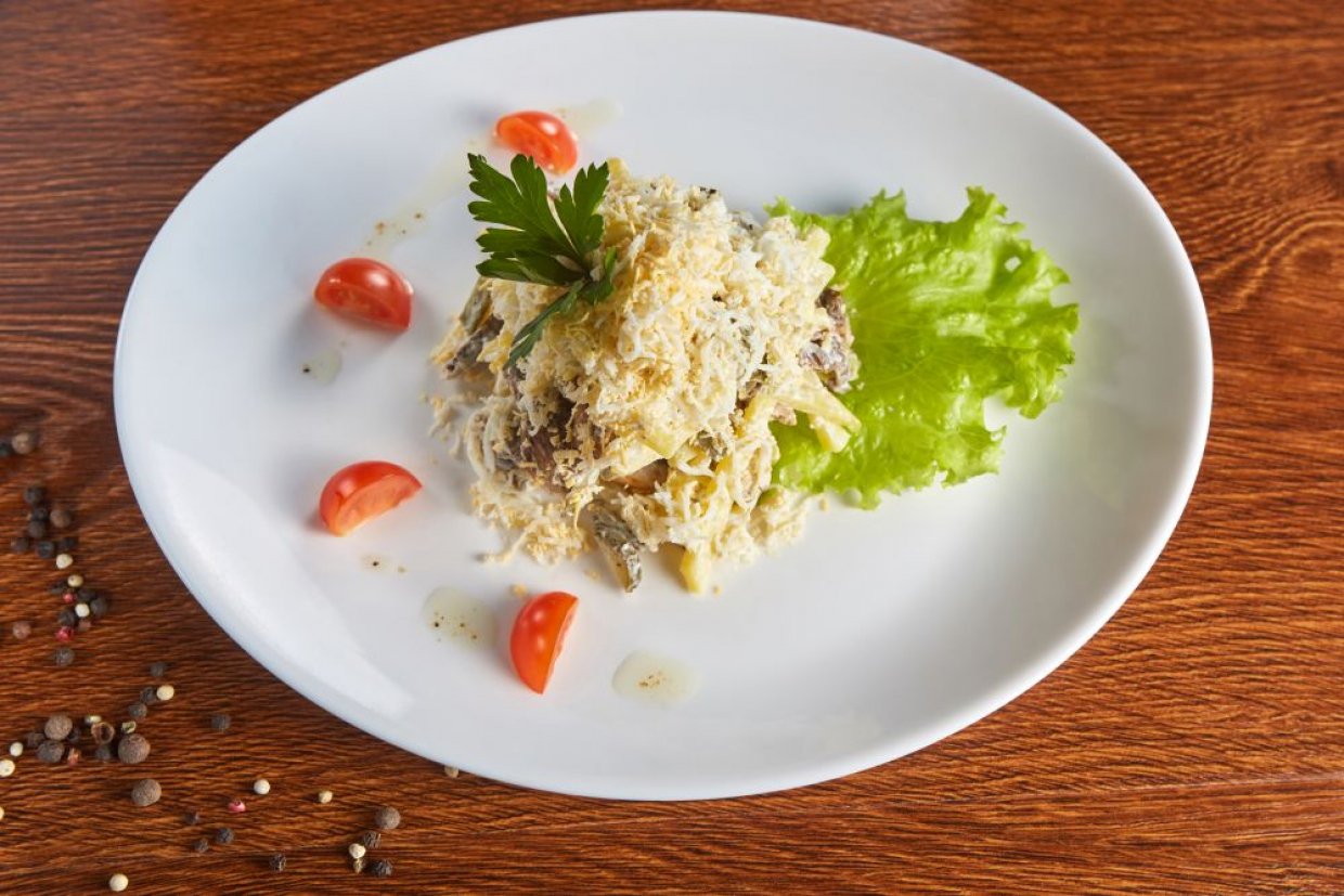 Праздничный салат с языком и маринованными огурцами