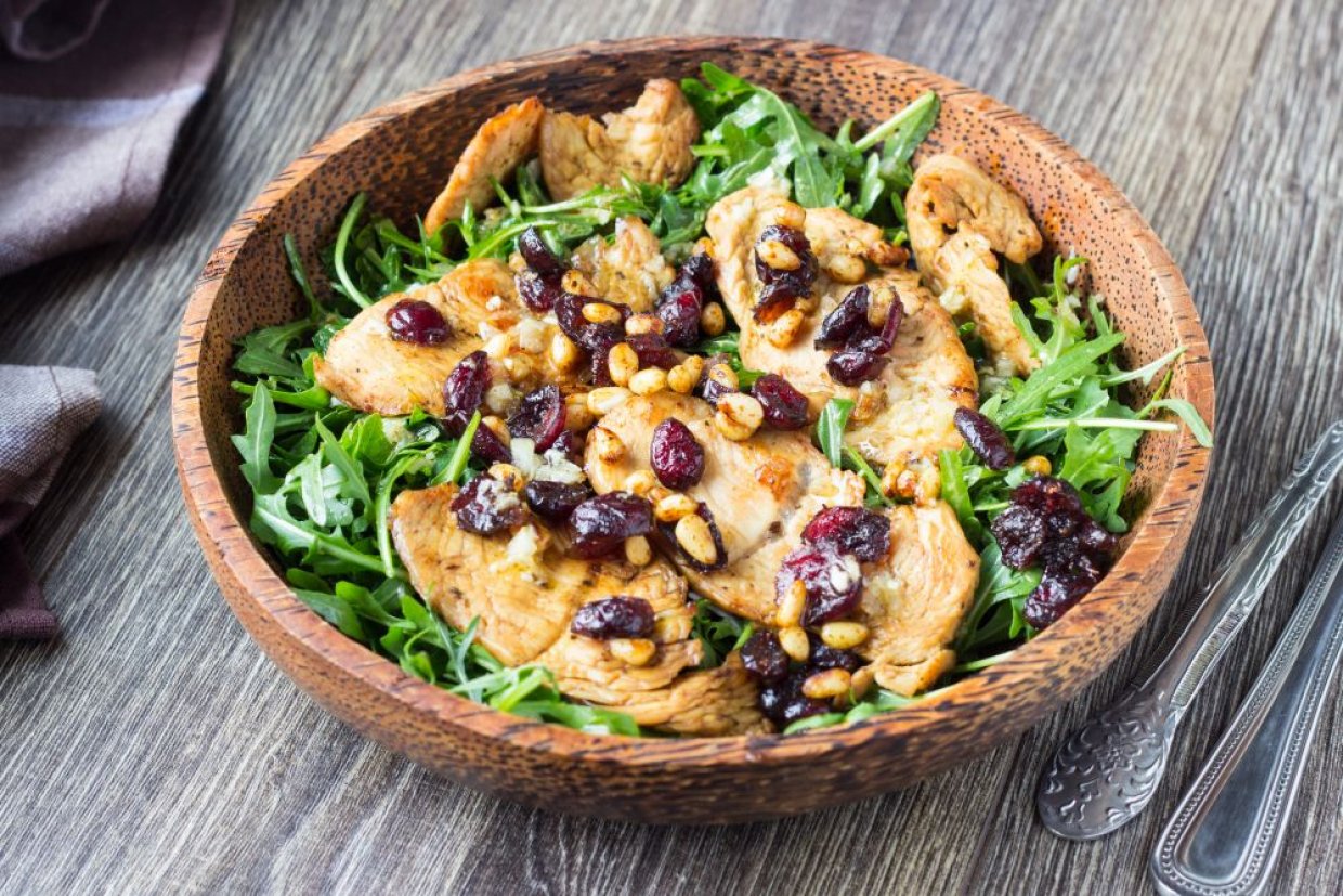 Новогодний салат с индейкой и клюквой