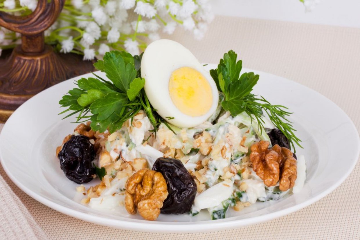 Салат с копченой курицей, грибами и черносливом