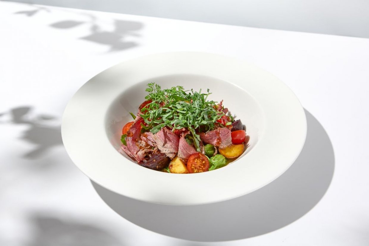 Праздничный салат с ростбифом и печеными овощами