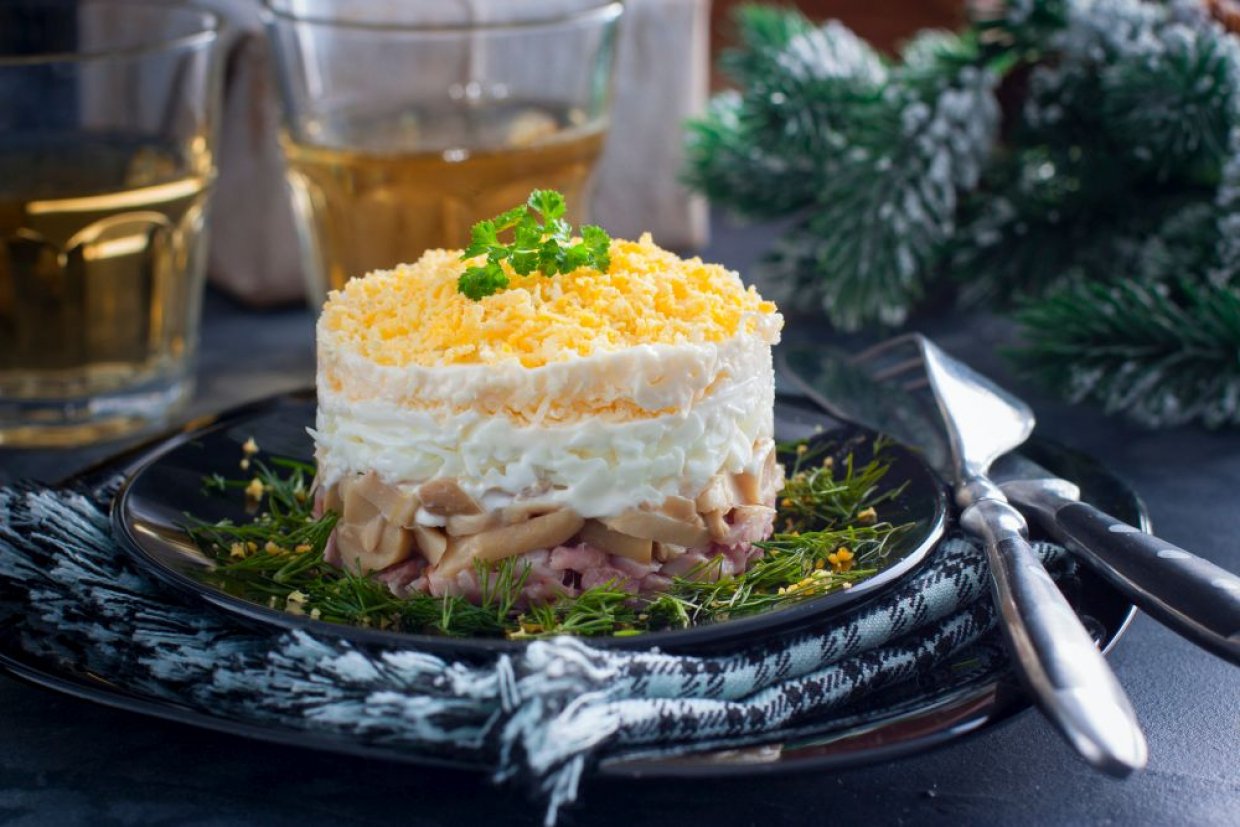 Слоеный салат с курицей, ананасом и грибами