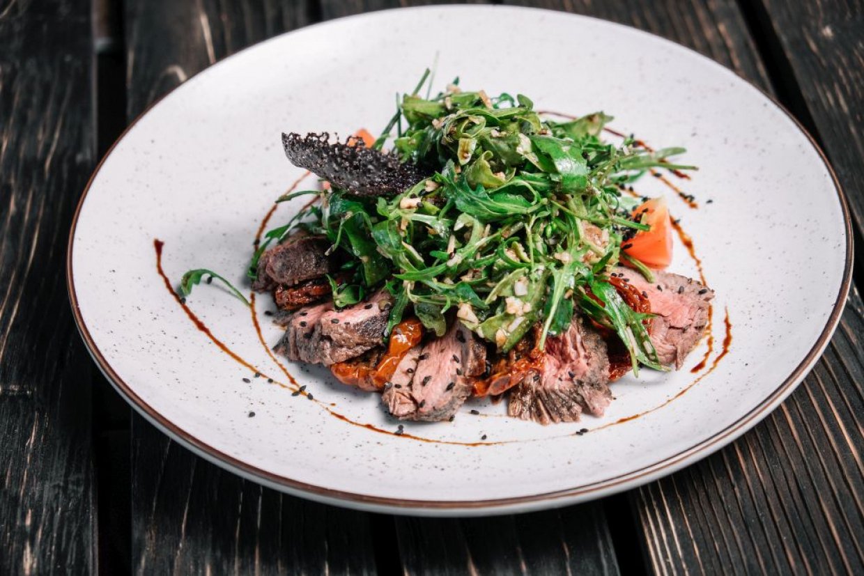 Праздничный салат с телятиной и рукколой