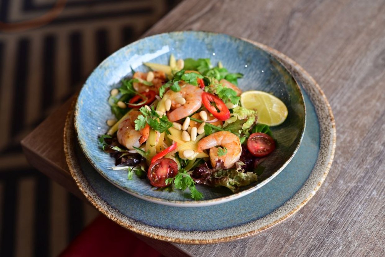 Новогодний салат с морепродуктами и манго