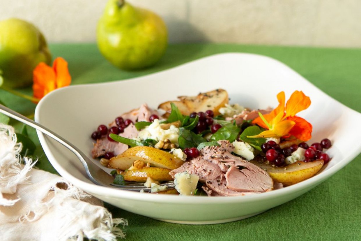 Салат с утиной грудкой, грушей и голубым сыром