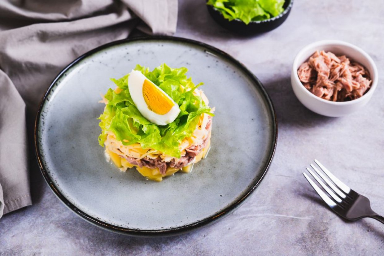 Слоеный салат с тунцом и оливками