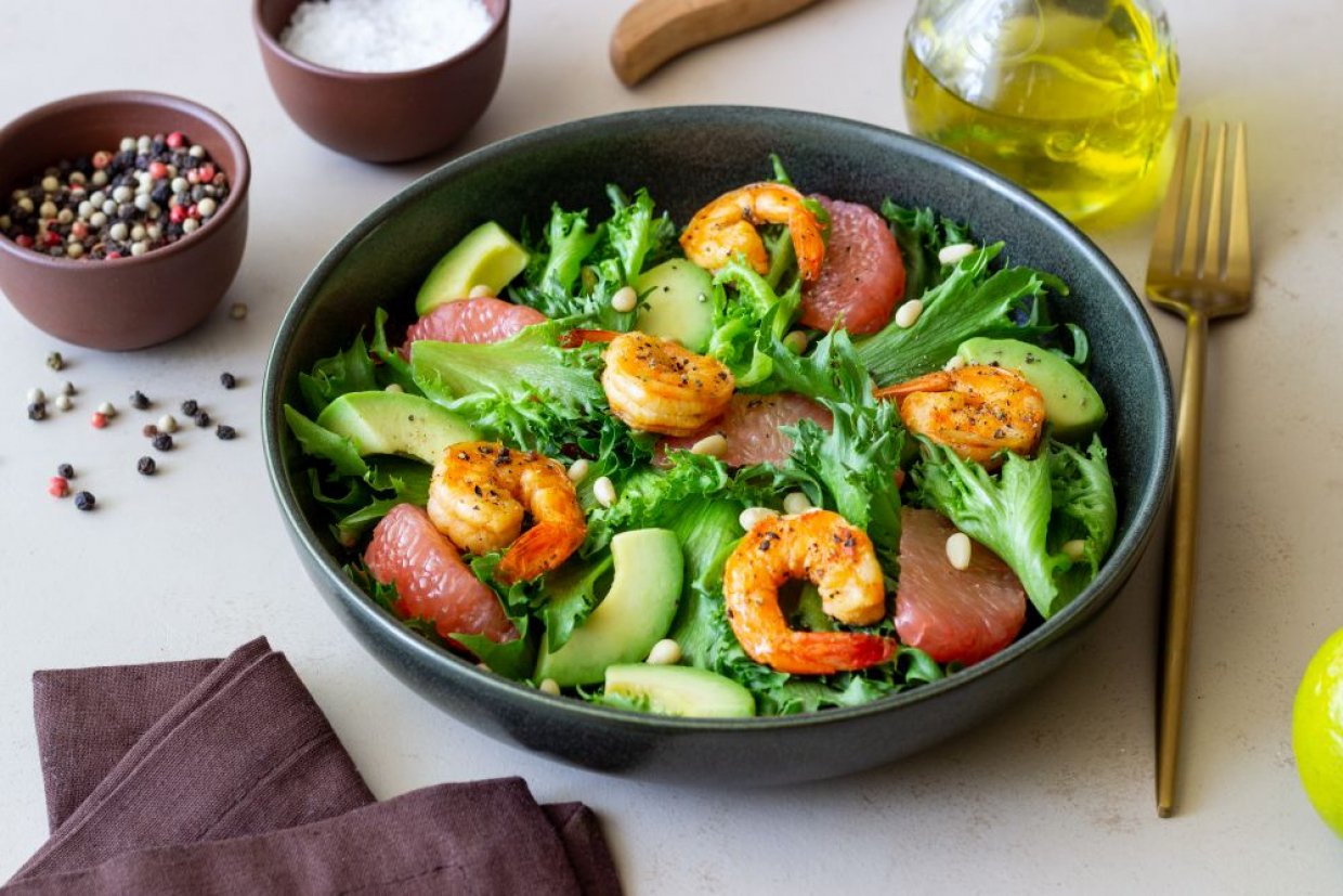 Праздничный салат с креветками, авокадо и грейпфрутом