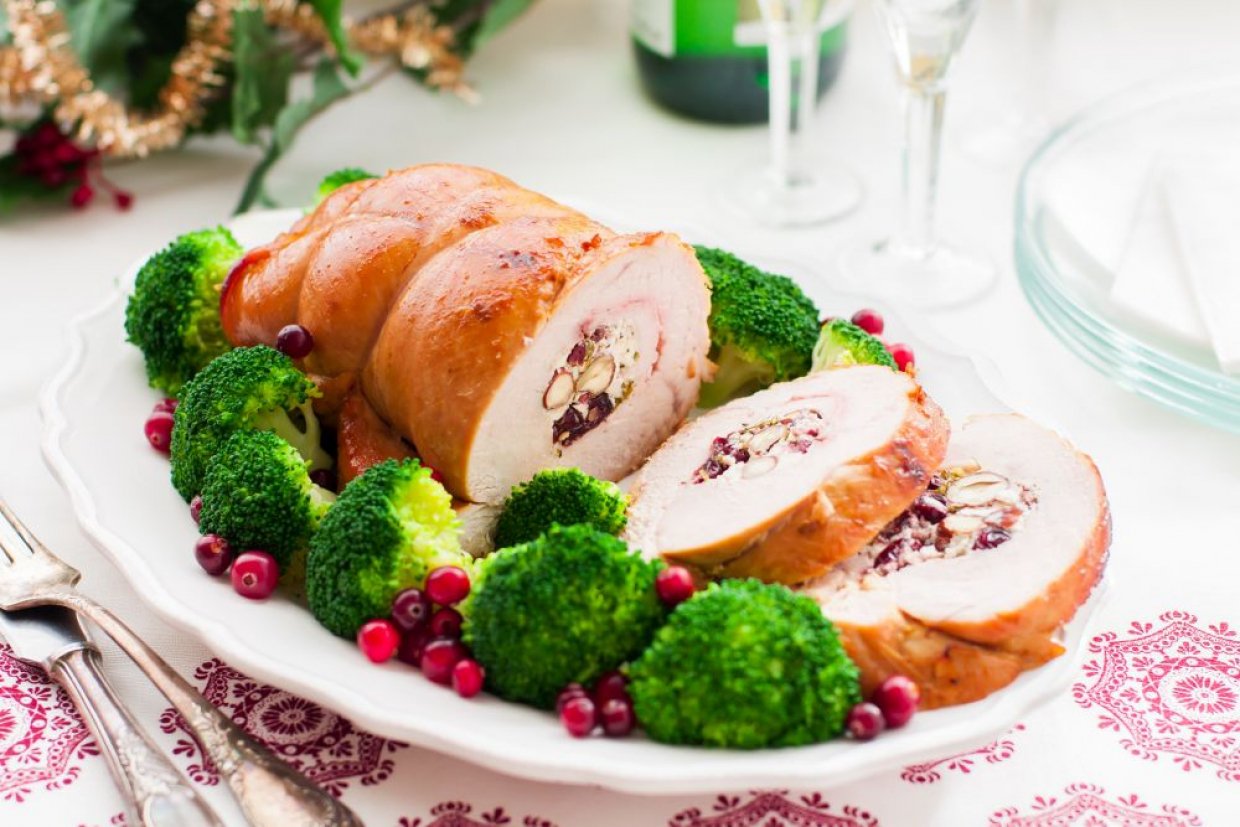 Свиная корейка с черносливом и орехами в духовке