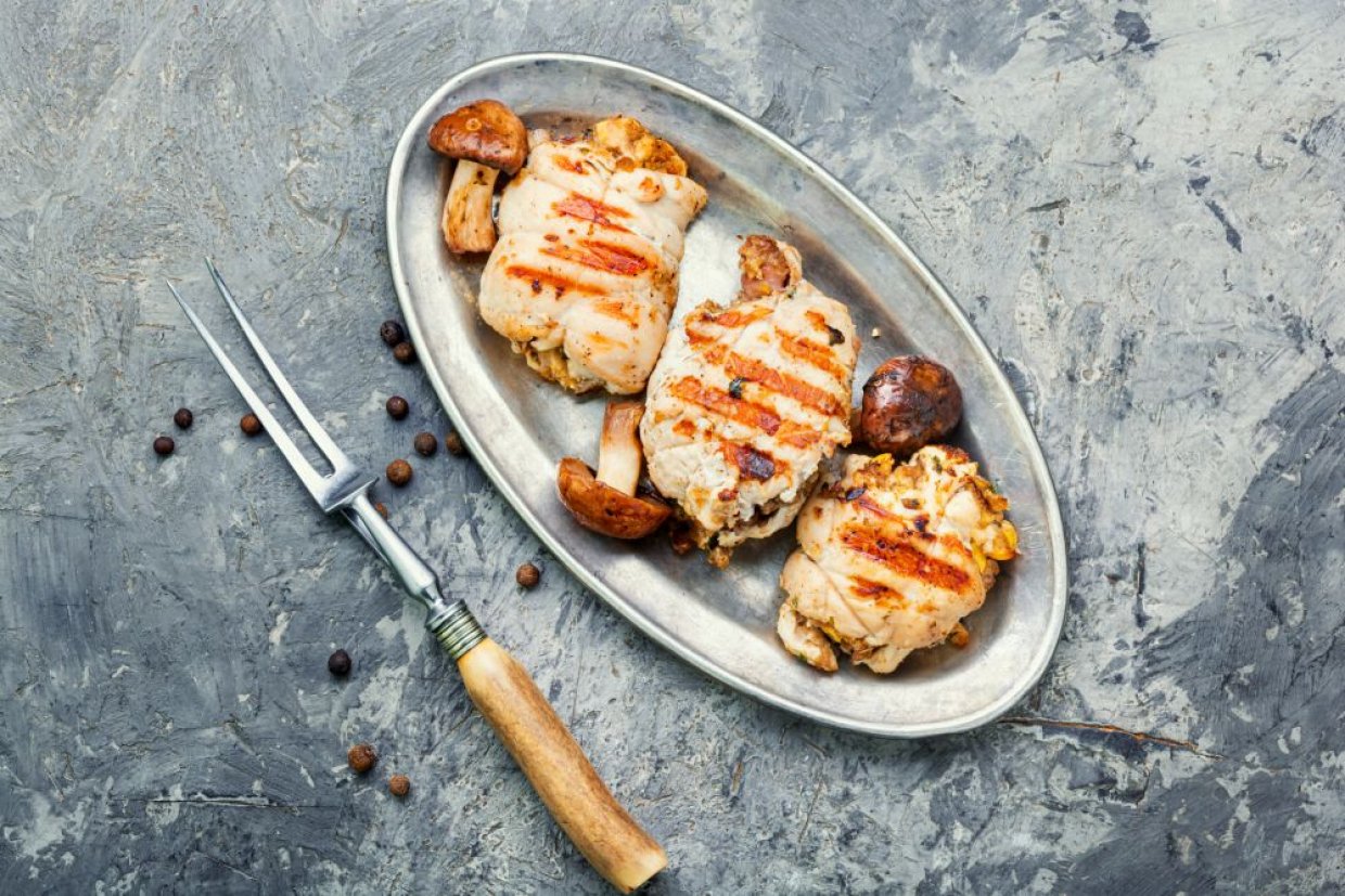 Праздничные куриные рулетики с грибами и сыром