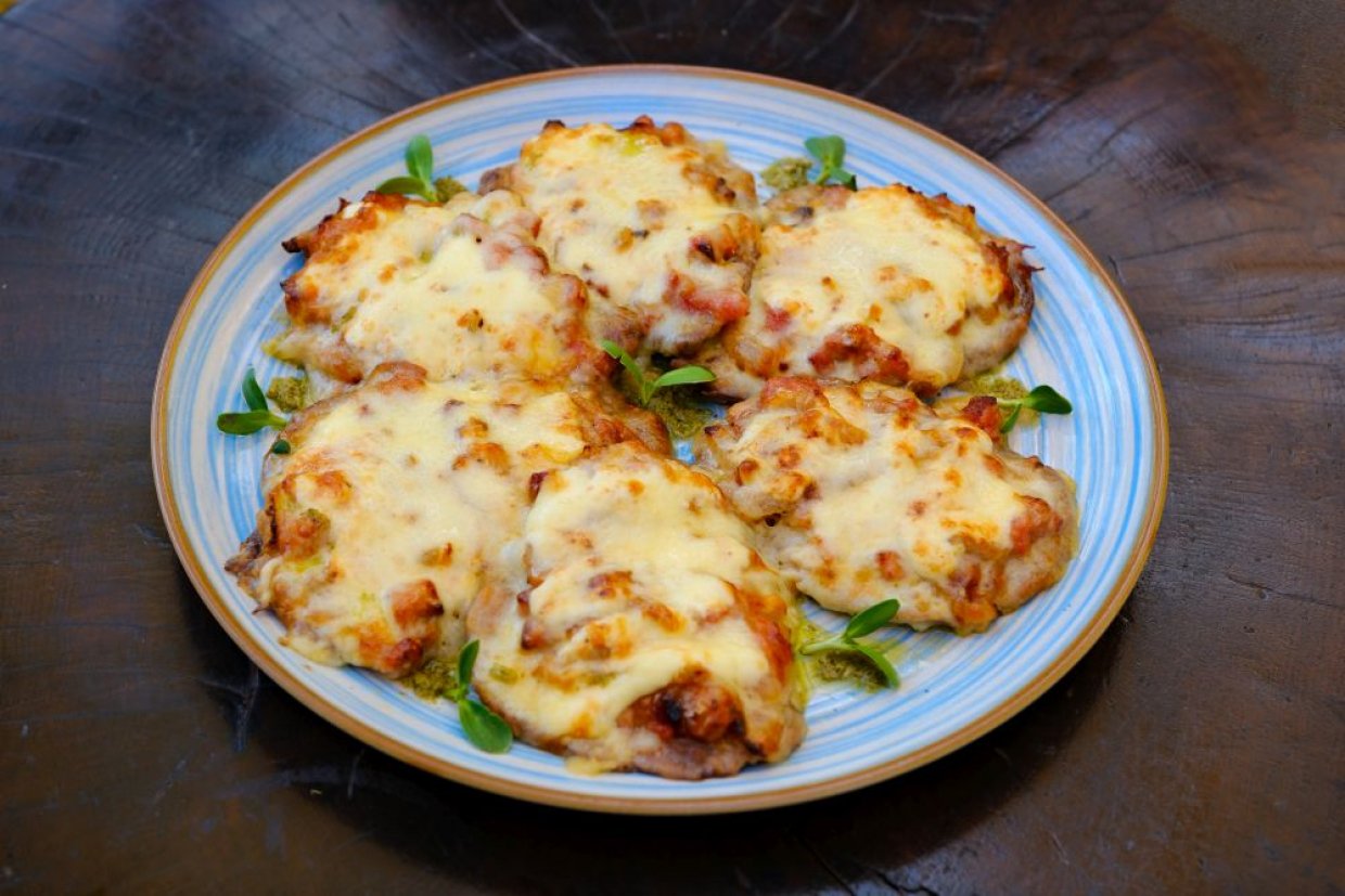 Курица по-французски с грибами и томатами