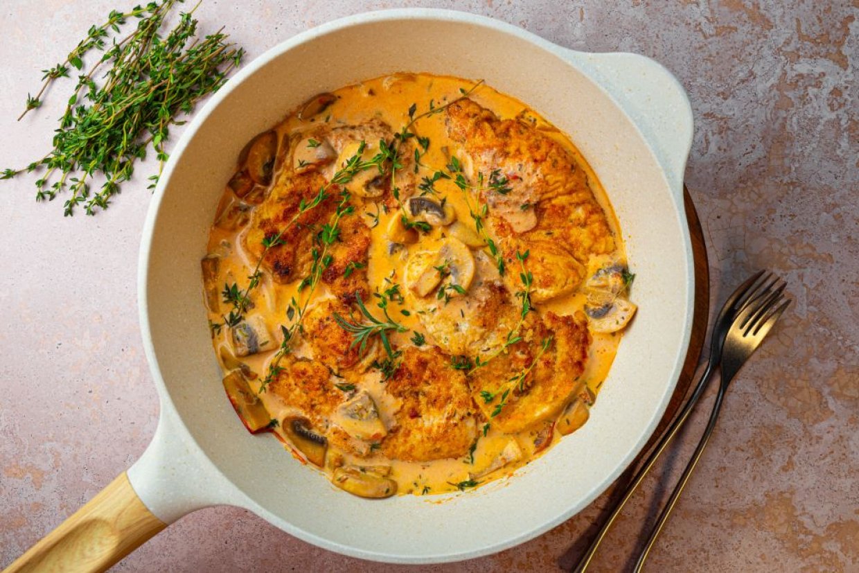 Праздничные куриные грудки в сливочно-грибном соусе