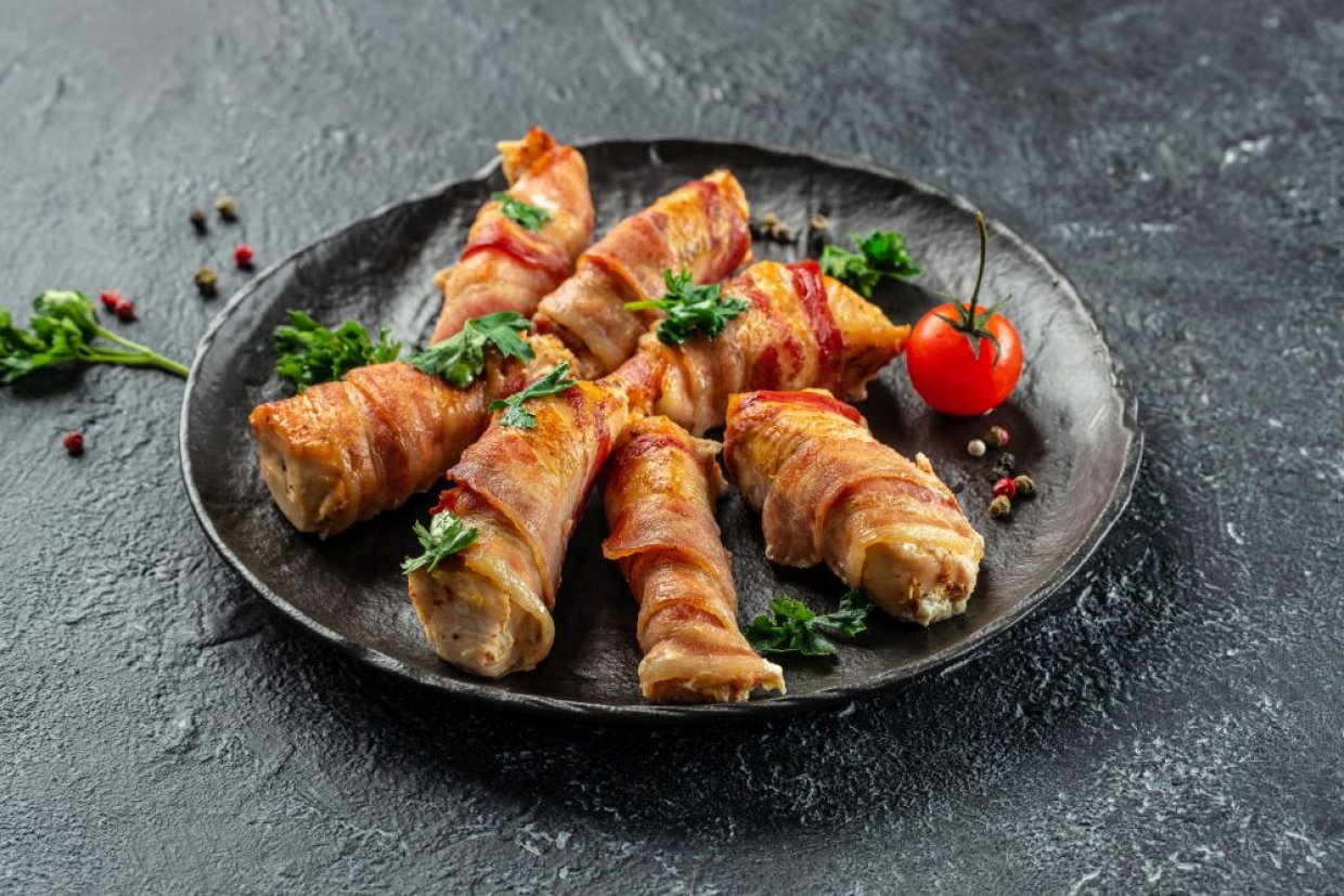 Запеченные мясные рулетики с беконом и сыром