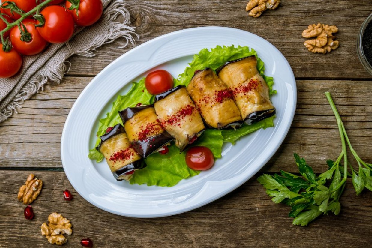 Роллы из баклажанов с орехами и сыром