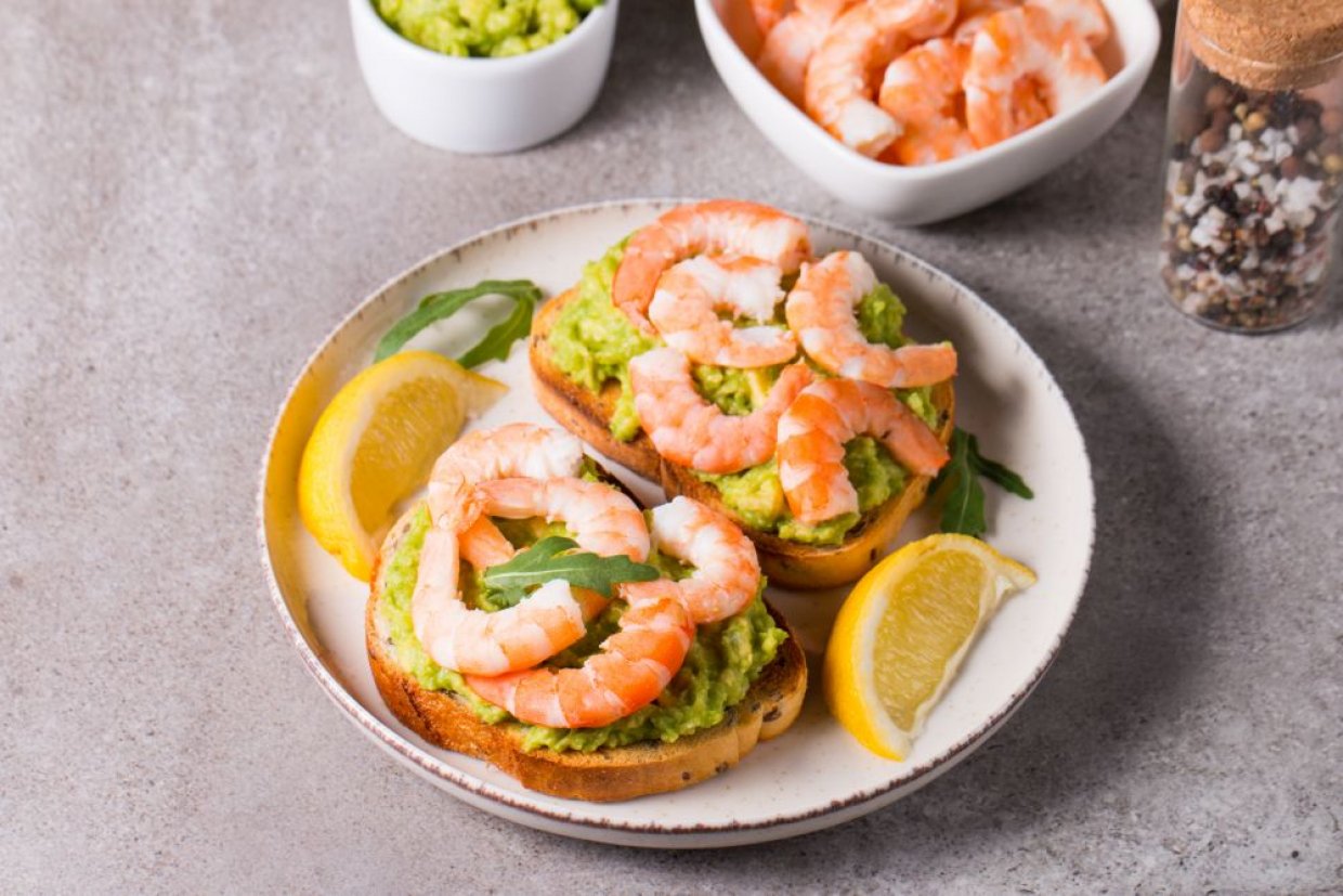 Брускетта с авокадо, креветками и лимоном