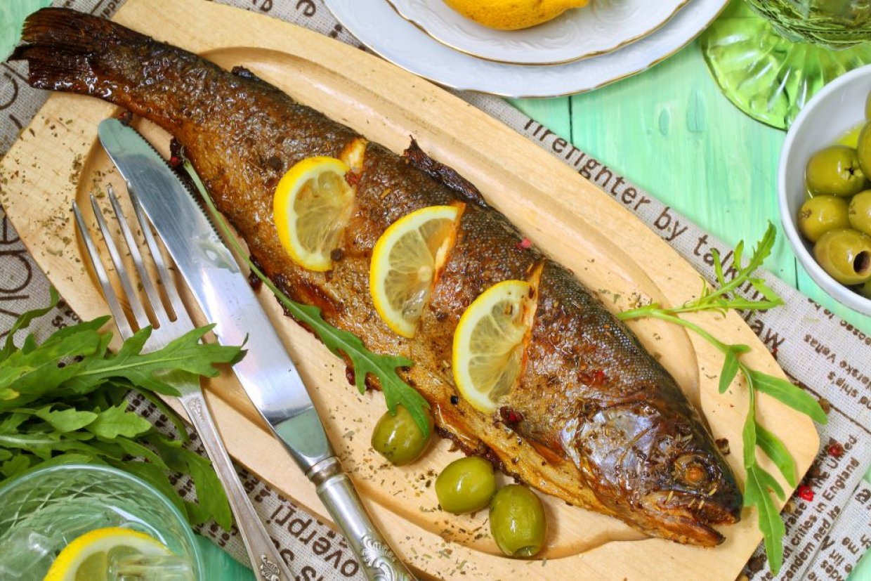 Форель, запеченная с лимоном и травами на Новый год