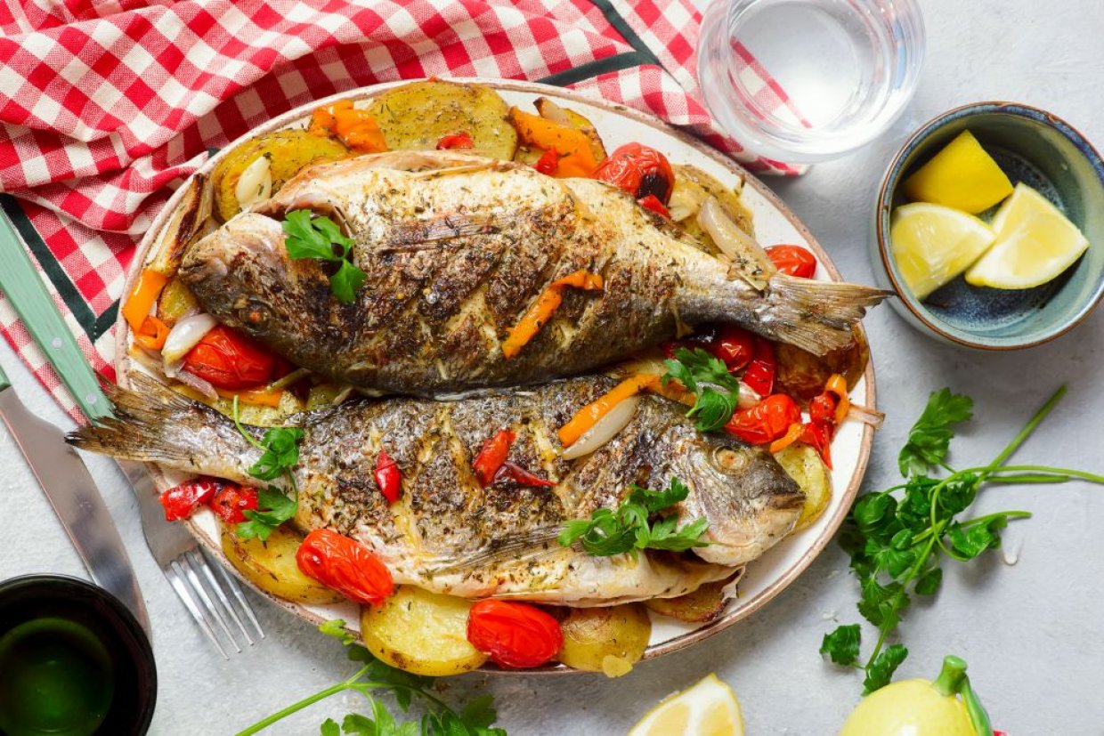 Дорада, фаршированная овощами и зеленью