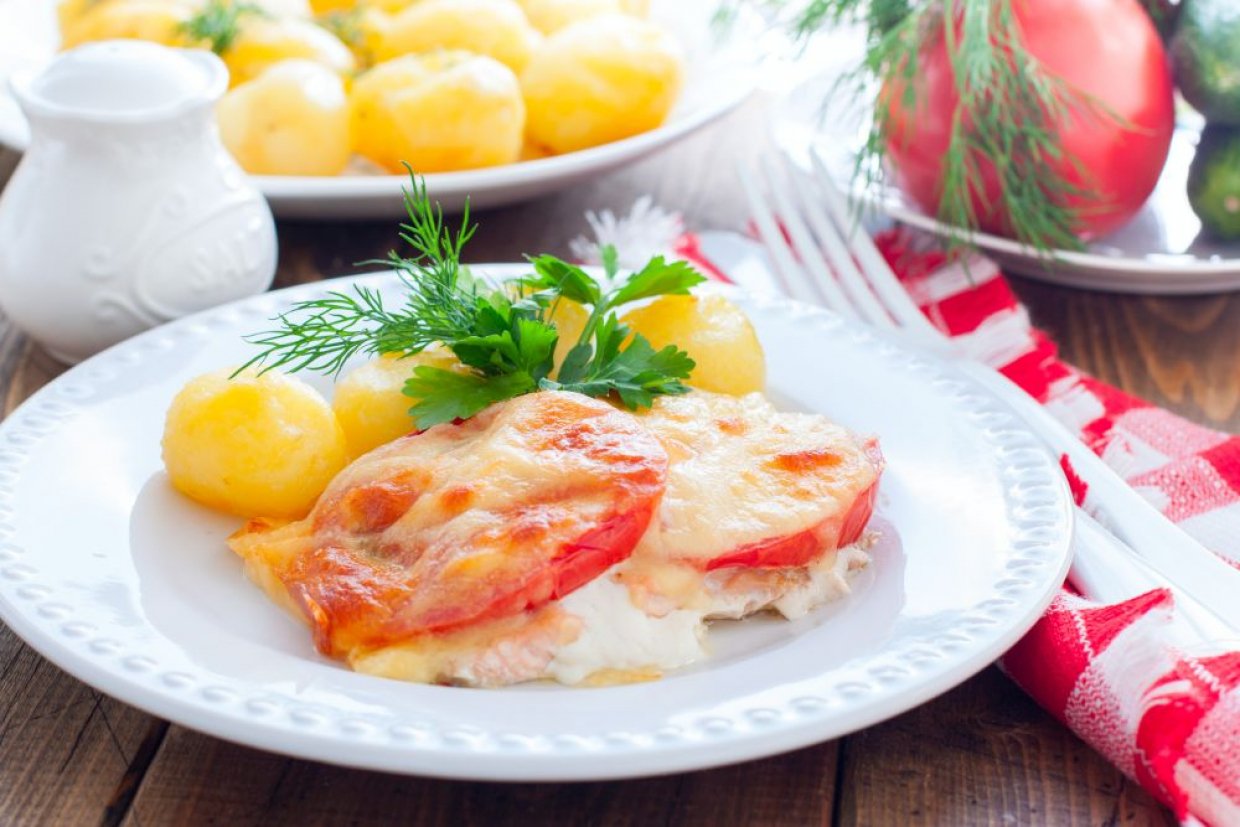 Семга под сырной корочкой с овощами