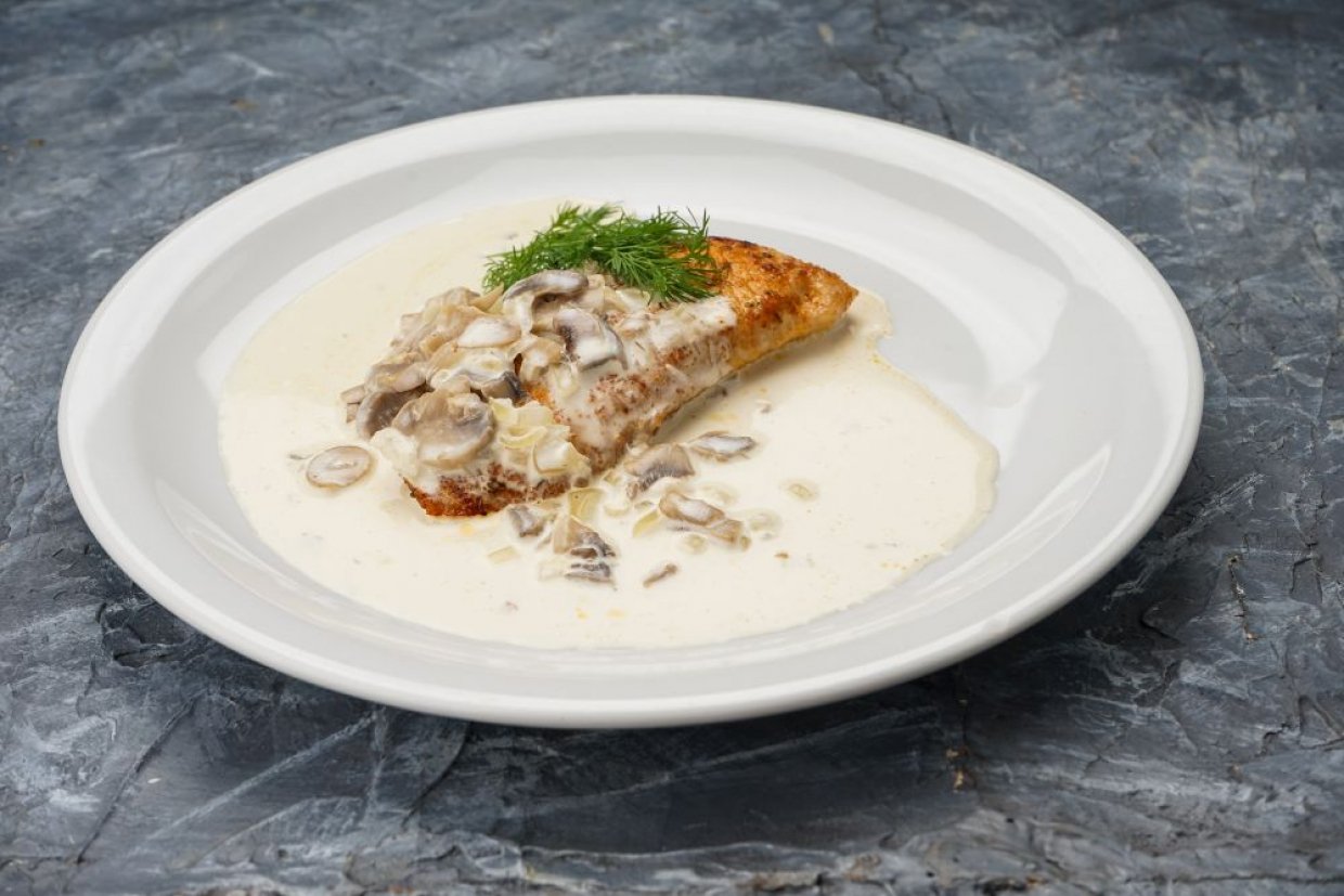 Судак в сливочном соусе с шампиньонами