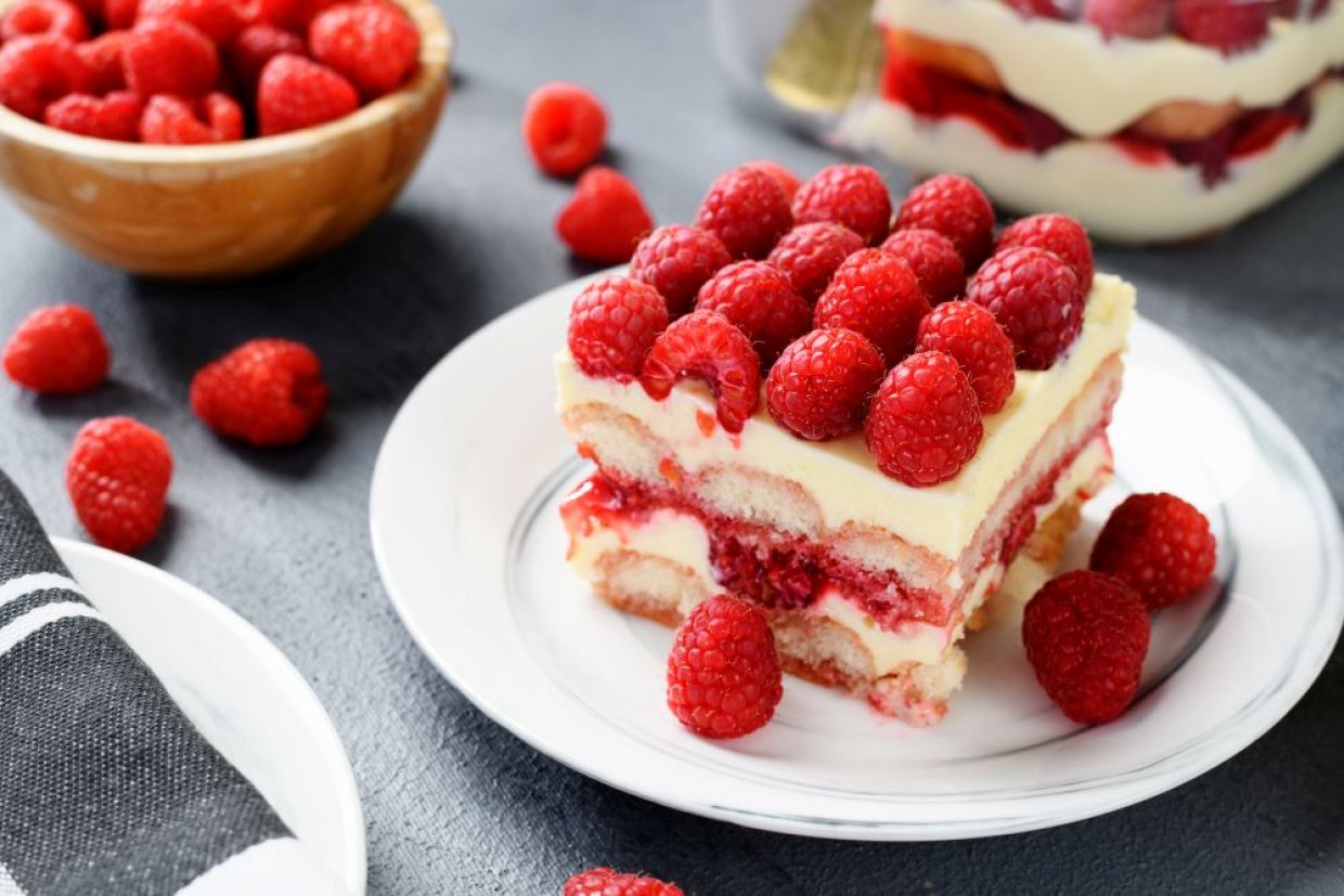 Праздничное тирамису с малиной